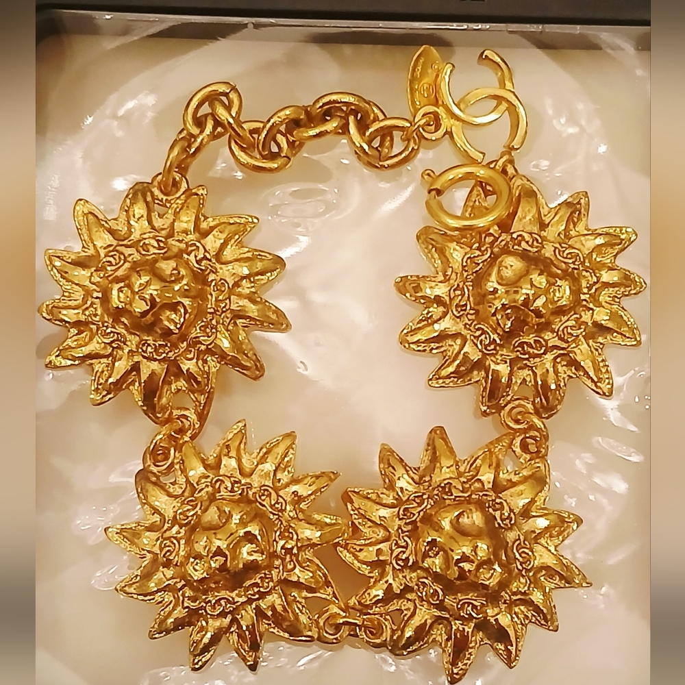 CHANEL Vintage Rare GOLD LION HEAD MEDAL CC BRACELET